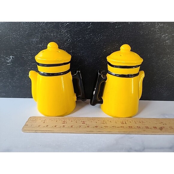 Vintage Georgia Salt And Pepper Shakers - Picture 5 of 10